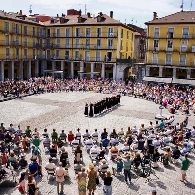 TOLOSA (GIPUZKOA), 05/07/2025.- Vista de la Soka-dantza y acto institucional central este domingo en Tolosa para celebrar el milenario de la palabra Gipuzkoa. Las principales autoridades de Gipuzkoa, con su diputada general, Eider Mendoza a la cabeza, han celebrado este sábado el acto central del milenario de la primera mención escrita de la palabra Gipuzkoa (Ipuscua), en un acto festivo y folclórico en el que han reivindicado la identidad del territorio. EFE/ Javi Colmenero
