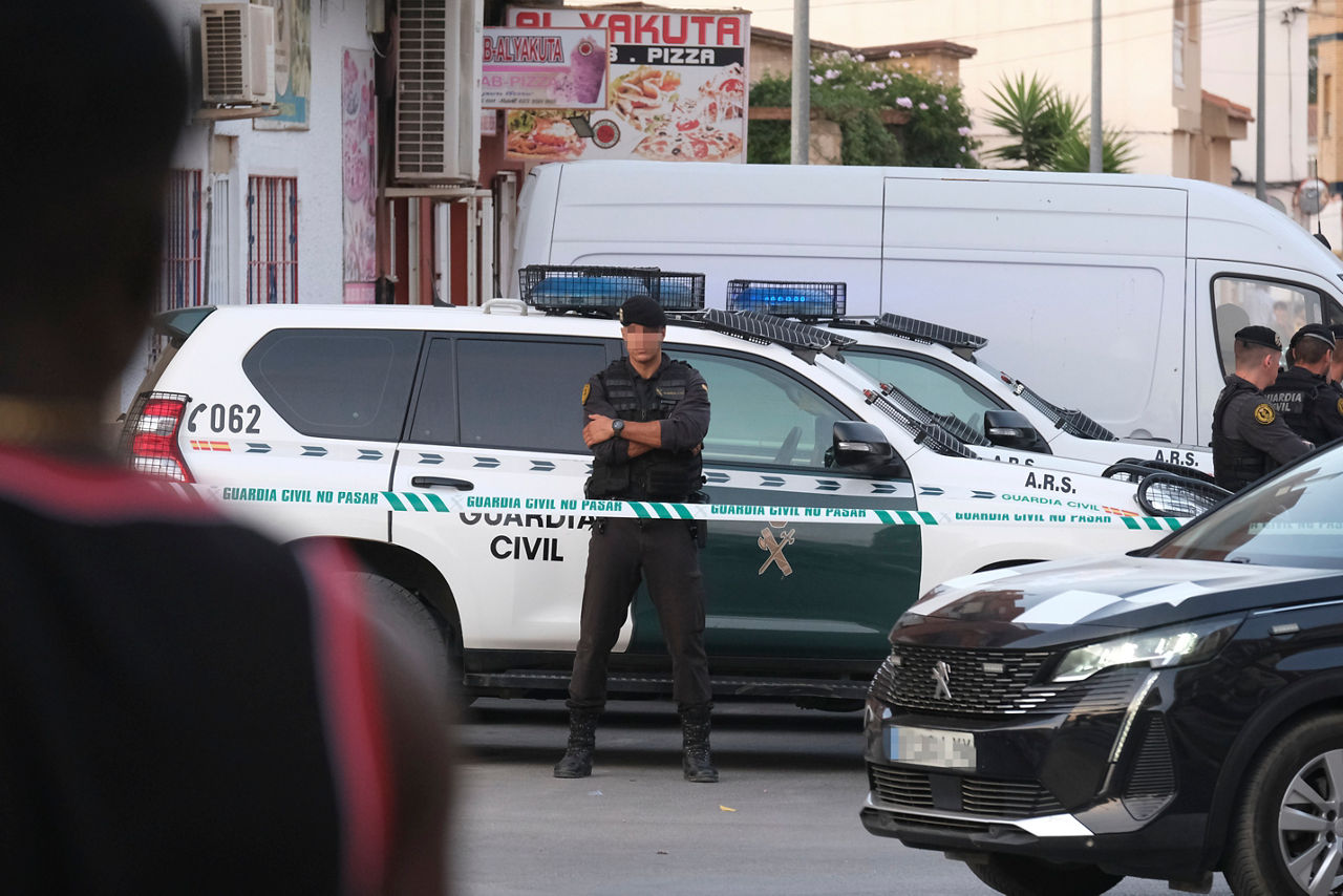 TORRE PACHECO (MURCIA), 14/07/2025.- La Guardia Civil de Murcia y la policía local montan guardia en el acceso al barrio de San Antonio, en Torre Pacheco, donde desde hace tres días nueve personas han sido detenidas por los disturbios nocturnos. EFE/ Pablo Miranzo
