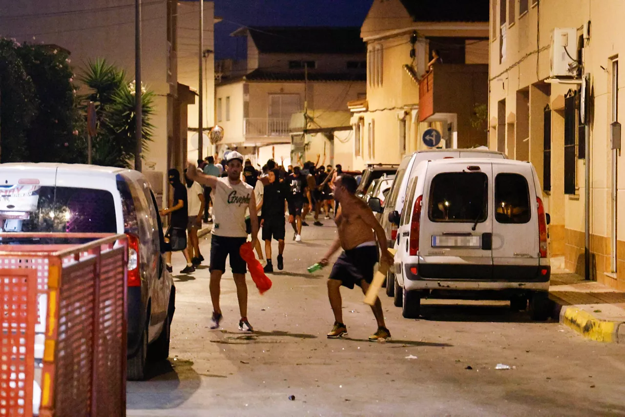 Varias personas durante los altercados en Torre Pacheco, a 12 de julio de 2025, en Torre Pacheco, Murcia (España). Tras una noche de altercados, la Guardia Civil ha arrestado a una persona y cinco han resultado heridas leves. Los hechos han desencadenado tras la agresión a un anciano el pasado 9 de julio.



Martín C.  / Europa Press

13 JULIO 2025;ALTERCADOS;MURCIA;DETENIDO;TORRE PACHECO;ALTERCADO;GRUPOS;EXTREMA DERECHA;MAGREBIES

13/7/2025