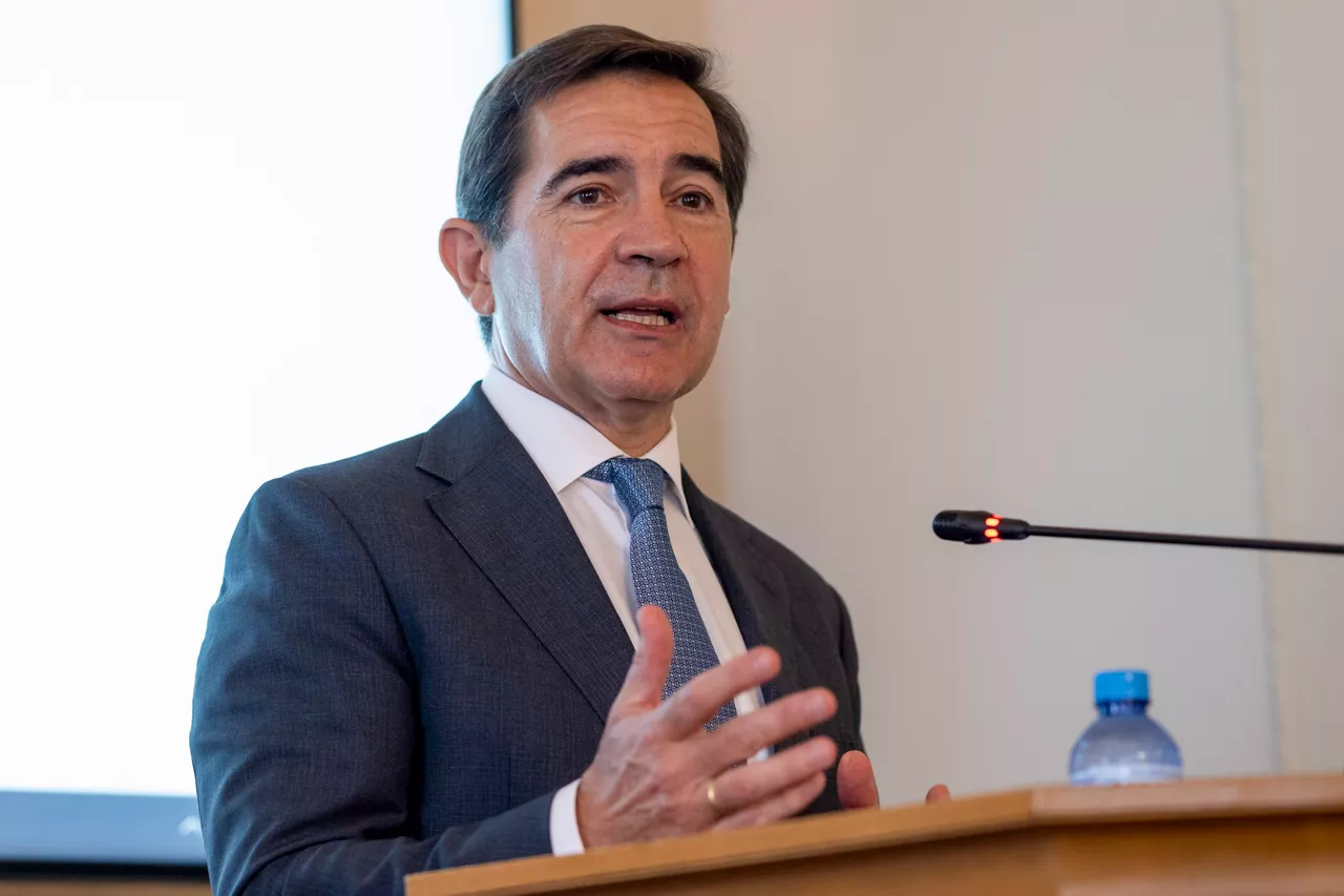 SANTANDER, 23/06/2025.-El presidente de BBVA, Carlos Torres Vila, durante la inauguración en la Universidad Internacional Menéndez Pelayo el curso organizado por la Asociación de Periodistas de Información Económica (APIE), este lunes en Santander. EFE/ Pedro Puente Hoyos
