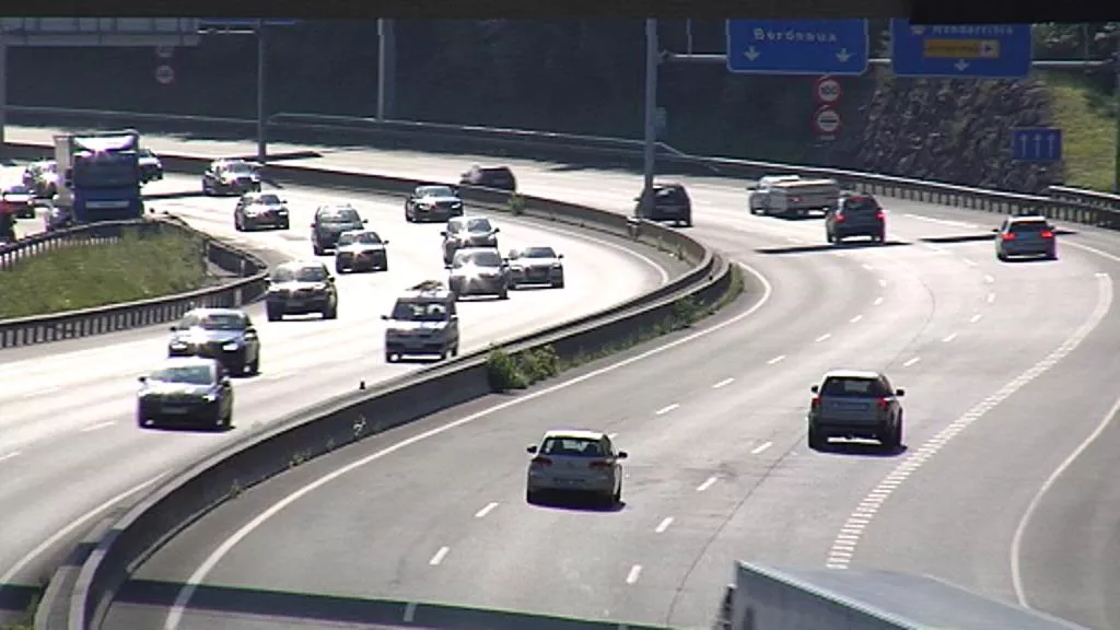 Una carretera frecuentada por vehículos.