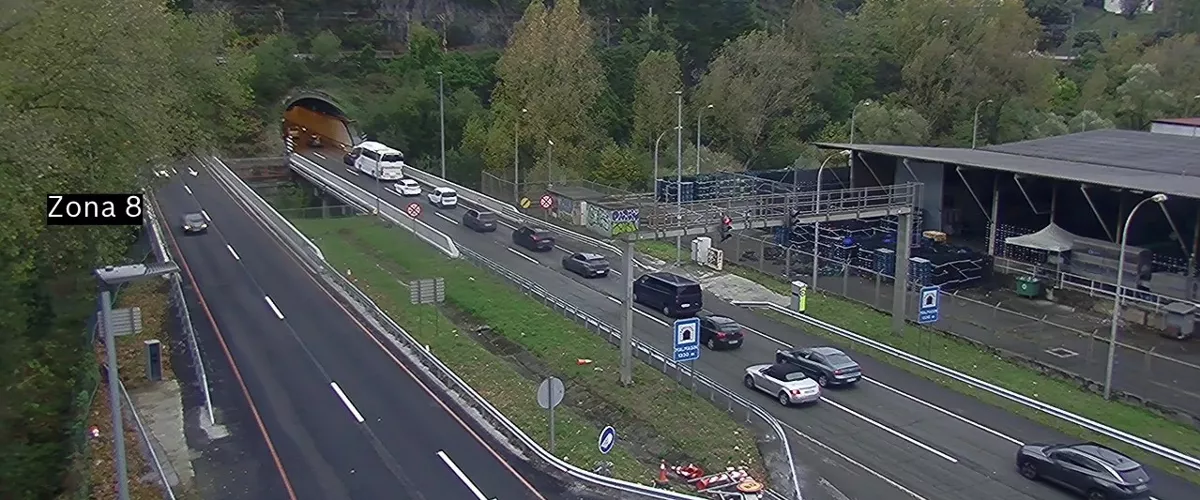 Importantes retenciones en la BI-30, a la altura de Sondika, y en la A-8, a la altura de Arrigorriaga