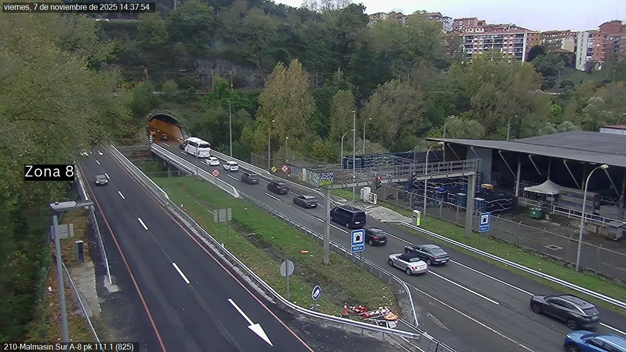 Importantes retenciones en la BI-30, a la altura de Sondika, y en la A-8, a la altura de Arrigorriaga