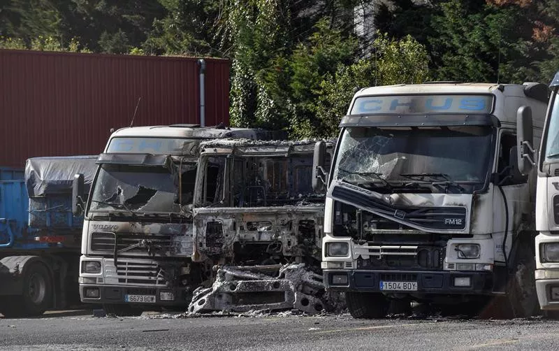 Se han visto afectados cuatro semirremolques y tres cabezas tractoras. Foto: EFE
