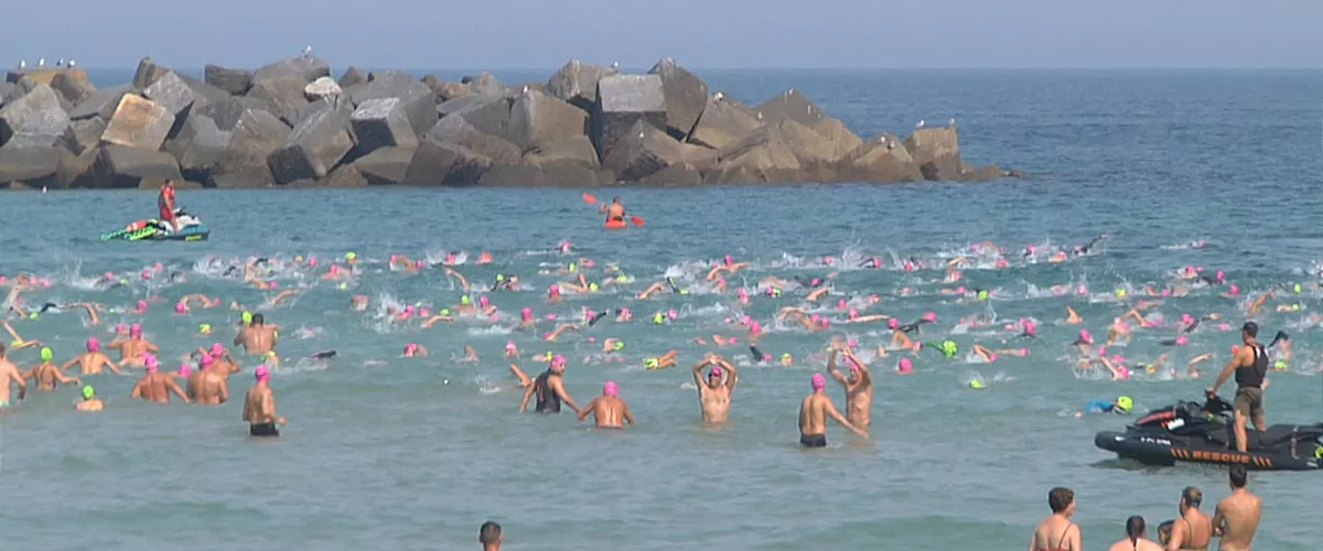 Salida de la travesía a nado del Paseo Nuevo