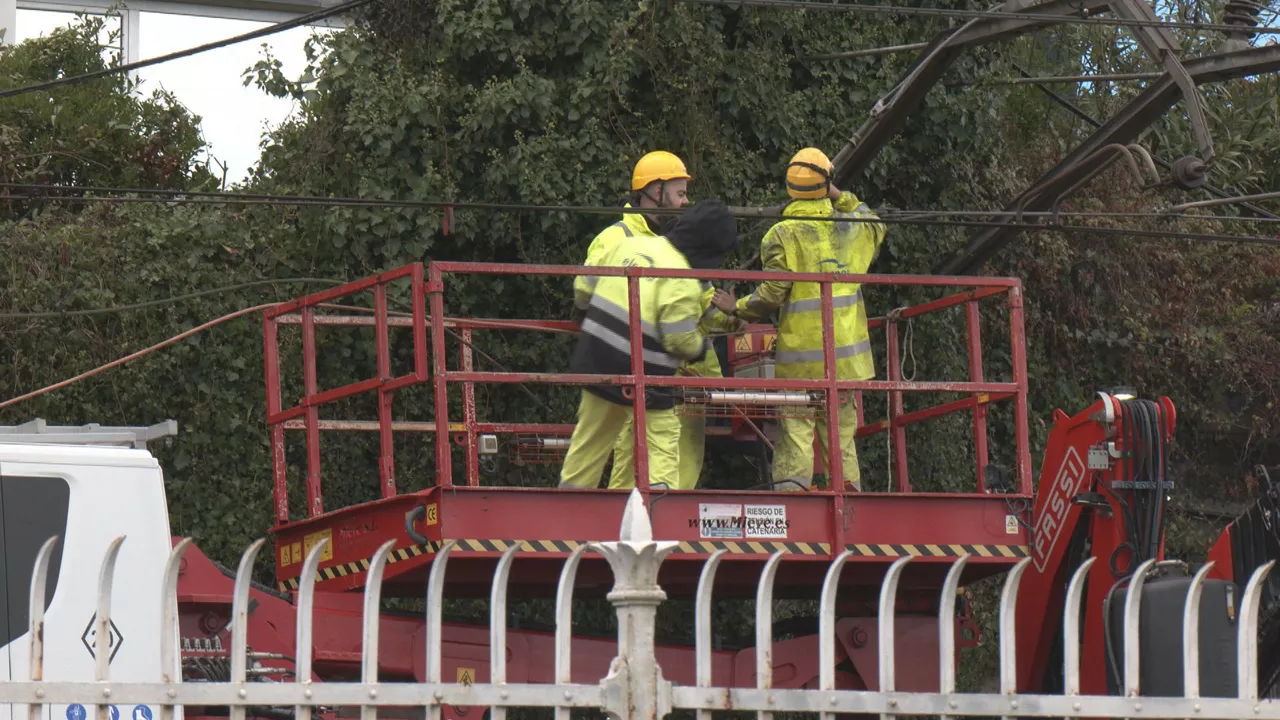 Un incendio en la catenaria en Peñota mantiene interrumpido el tráfico ferroviario entre Barakaldo y Santurtzi