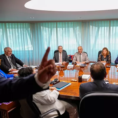 MADRID, 23/06/2025.- El presidente del Tribunal Constitucional (TC), Cándido Conde Pumpido (i), durante el pleno histórico de cinco días, que ha arrancado este lunes en Madrid, centrado en exclusiva en la ley de amnistía, con una ponencia que propone avalar la norma en líneas generales y que augura un debate intenso entre sus magistrados. EFE/ Borja Sanchez-Trillo
