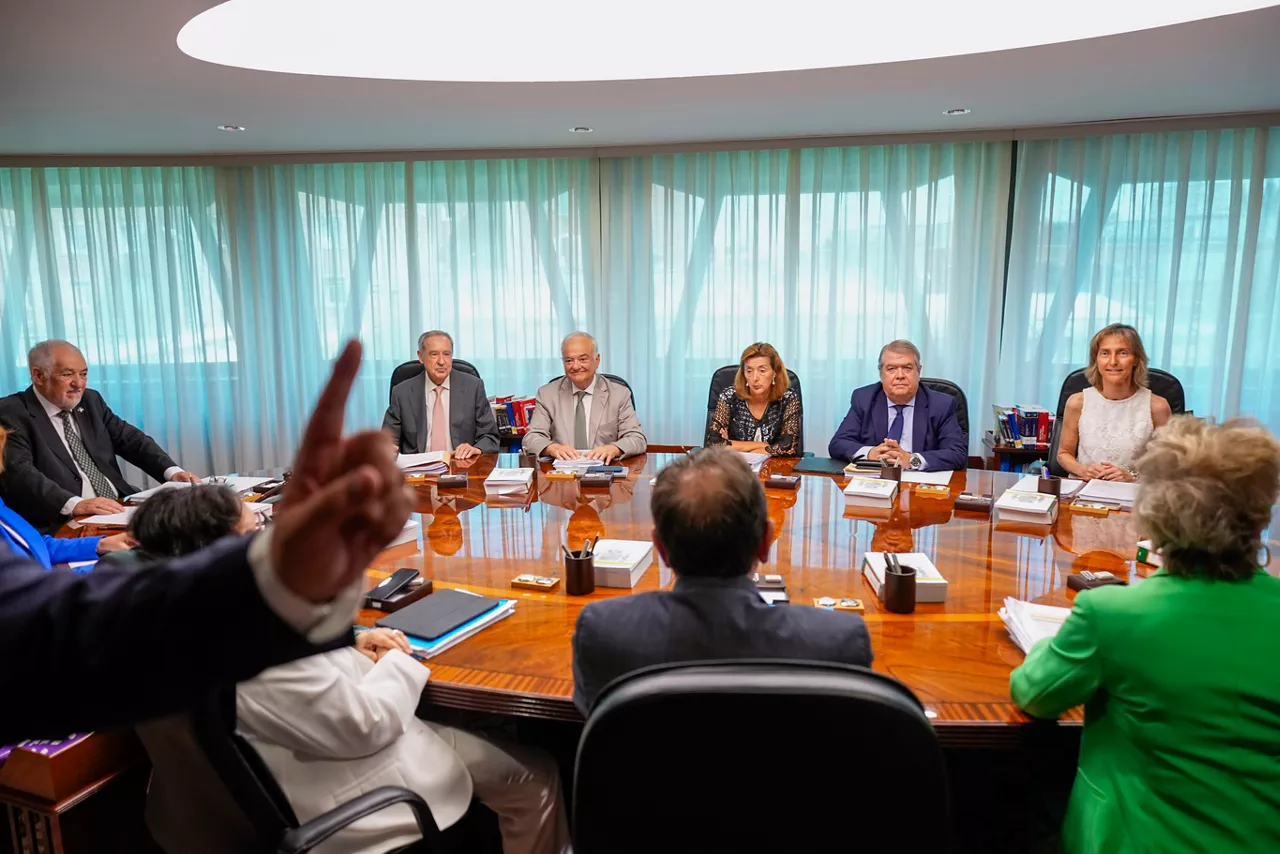 MADRID, 23/06/2025.- El presidente del Tribunal Constitucional (TC), Cándido Conde Pumpido (i), durante el pleno histórico de cinco días, que ha arrancado este lunes en Madrid, centrado en exclusiva en la ley de amnistía, con una ponencia que propone avalar la norma en líneas generales y que augura un debate intenso entre sus magistrados. EFE/ Borja Sanchez-Trillo
