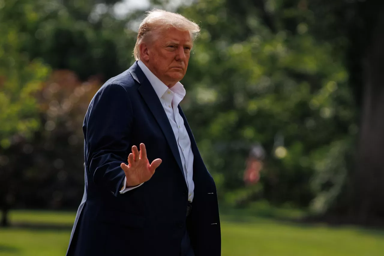 Washington (United States), 11/07/2025.- US President Donald Trump waves as he walks towards Marine One across the South Lawn of the White House in Washington, DC, USA, 11 July 2025. President Trump and First Lady are heading to Kerrville, Texas, to meet with local officials and first responders after a deadly flash flood a week ago killed at least 120 people with at least 160 people still missing. EFE/EPA/SAMUEL CORUM / POOL
