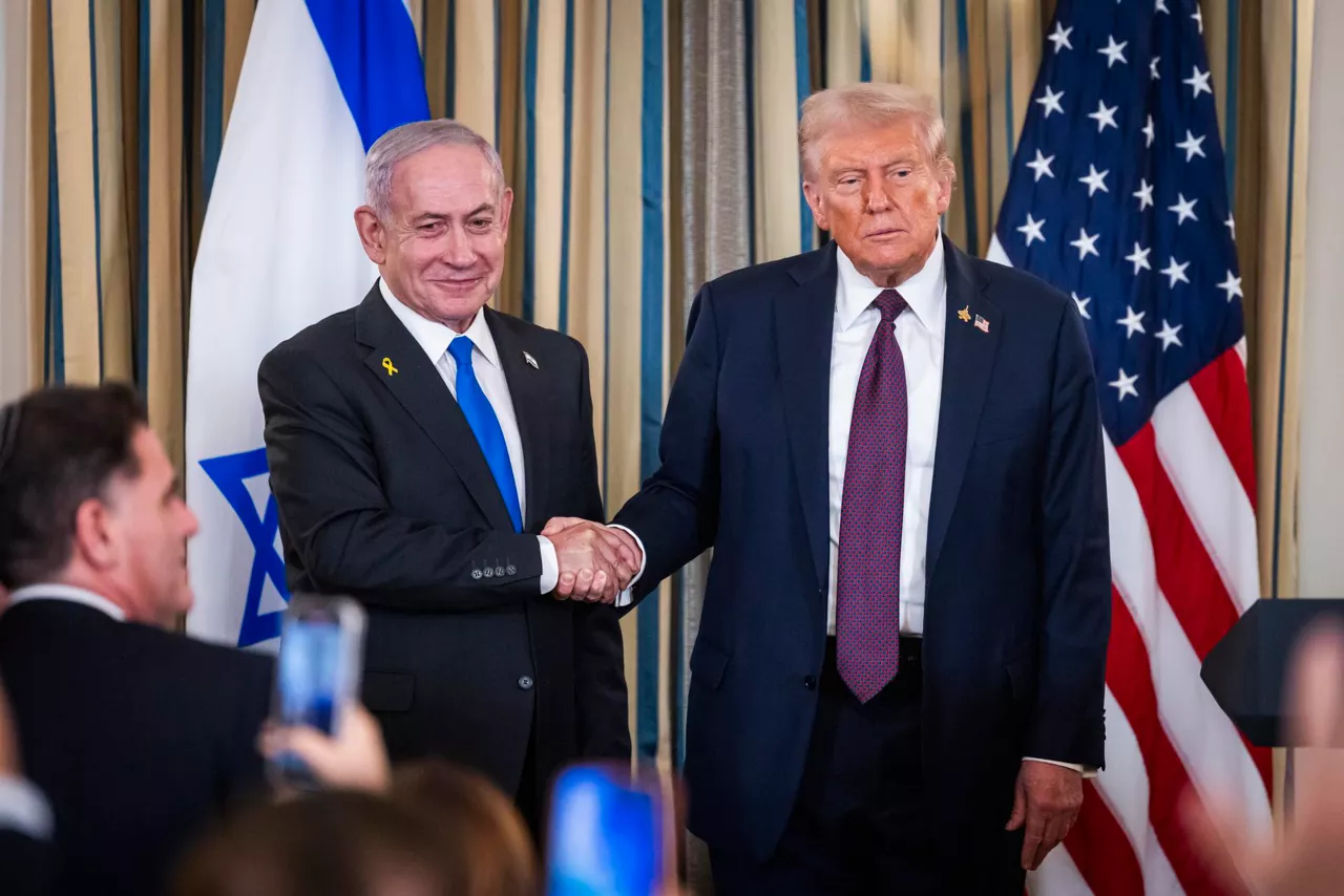 WASHINGTON (United States), 29/09/2025.- US President Donald Trump (R) shakes hands with Israeli Prime Minister Benjamin Netanyahu (L) after they spoke at a press conference in the State Dining Room of the White House in Washington, DC, USA, 29 September 2025. In their meeting, Trump pressed Netanyahu to accept a peace deal to end IsraelÕs on-going war in Gaza, and for Hamas to free their remaining hostages. EFE/EPA/JIM LO SCALZO / POOL
