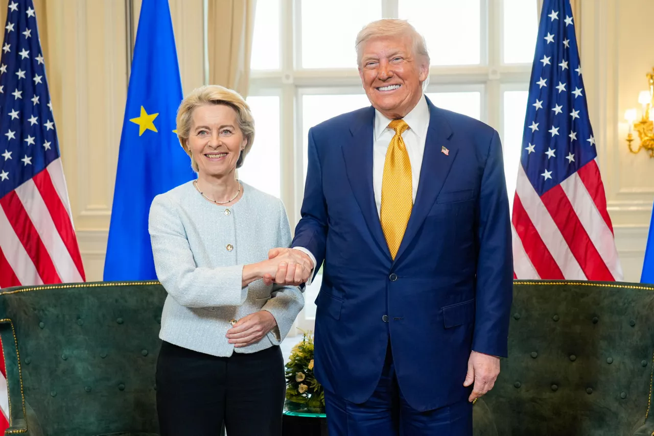 AME5818. TURNBERRY (REINO UNIDO), 27/07/2025.- Fotografía cedida por la Comisión Europea que muestra a la presidenta de la Comisión Europea, Ursula von der Leyen (i), posando junto al presidente de Estados Unidos, Donald Trump, este domingo, en Turnberry (Reino Unido). Estados Unidos y la Unión Europea alcanzaron un acuerdo arancelario que fija un gravamen del 15 % a productos europeos y contempla compras comunitarias de energía y equipamiento militar estadounidense, lo que permite evitar una guerra comercial a partir del 1 de agosto. EFE/ Fred Guerdin / Comisión Europea/ SOLO USO EDITORIAL/NO VENTAS/ SOLO DISPONIBLE PARA ILUSTRAR LA NOTICIA QUE ACOMPAÑA (CRÉDITO OBLIGATORIO)
