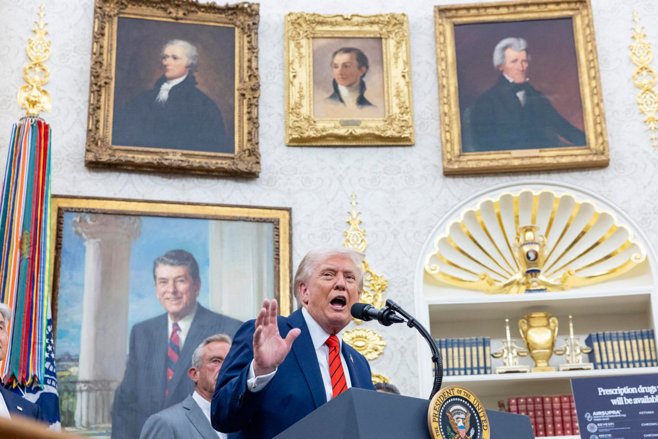 WASHINGTON (United States), 11/10/2025.- US President Donald Trump responds to a question from the news media following the announcement of a drug pricing deal during a press conference in the Oval Office of the White House in Washington, DC, USA, 10 October 2025. The deal, made with AstraZeneca CEO Pascal Soriot, includes deep price cuts for the Medicaid health plans and discounted prices through the TrumpRx website opening next year. EFE/EPA/SHAWN THEW / POOL
