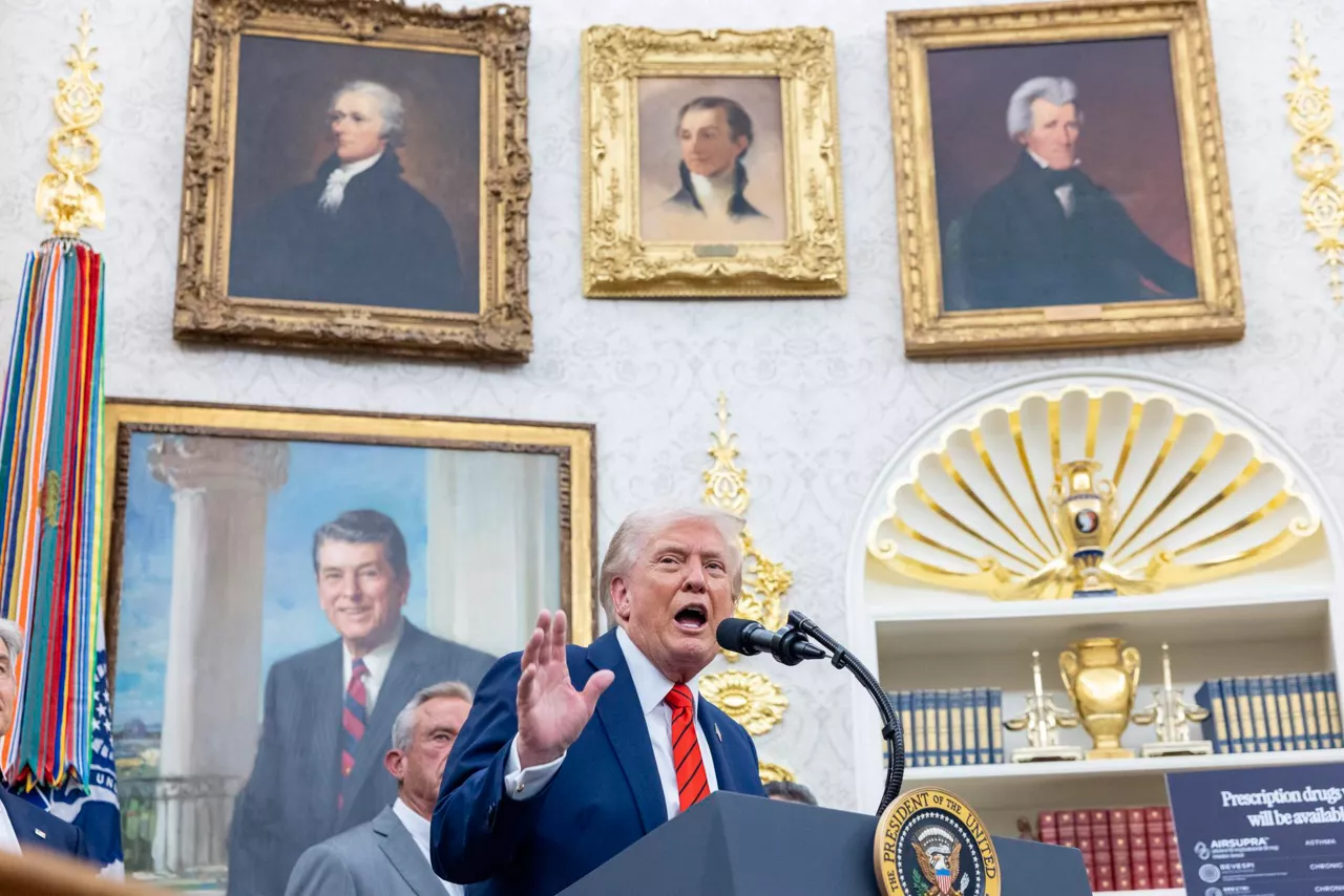 WASHINGTON (United States), 11/10/2025.- US President Donald Trump responds to a question from the news media following the announcement of a drug pricing deal during a press conference in the Oval Office of the White House in Washington, DC, USA, 10 October 2025. The deal, made with AstraZeneca CEO Pascal Soriot, includes deep price cuts for the Medicaid health plans and discounted prices through the TrumpRx website opening next year. EFE/EPA/SHAWN THEW / POOL
