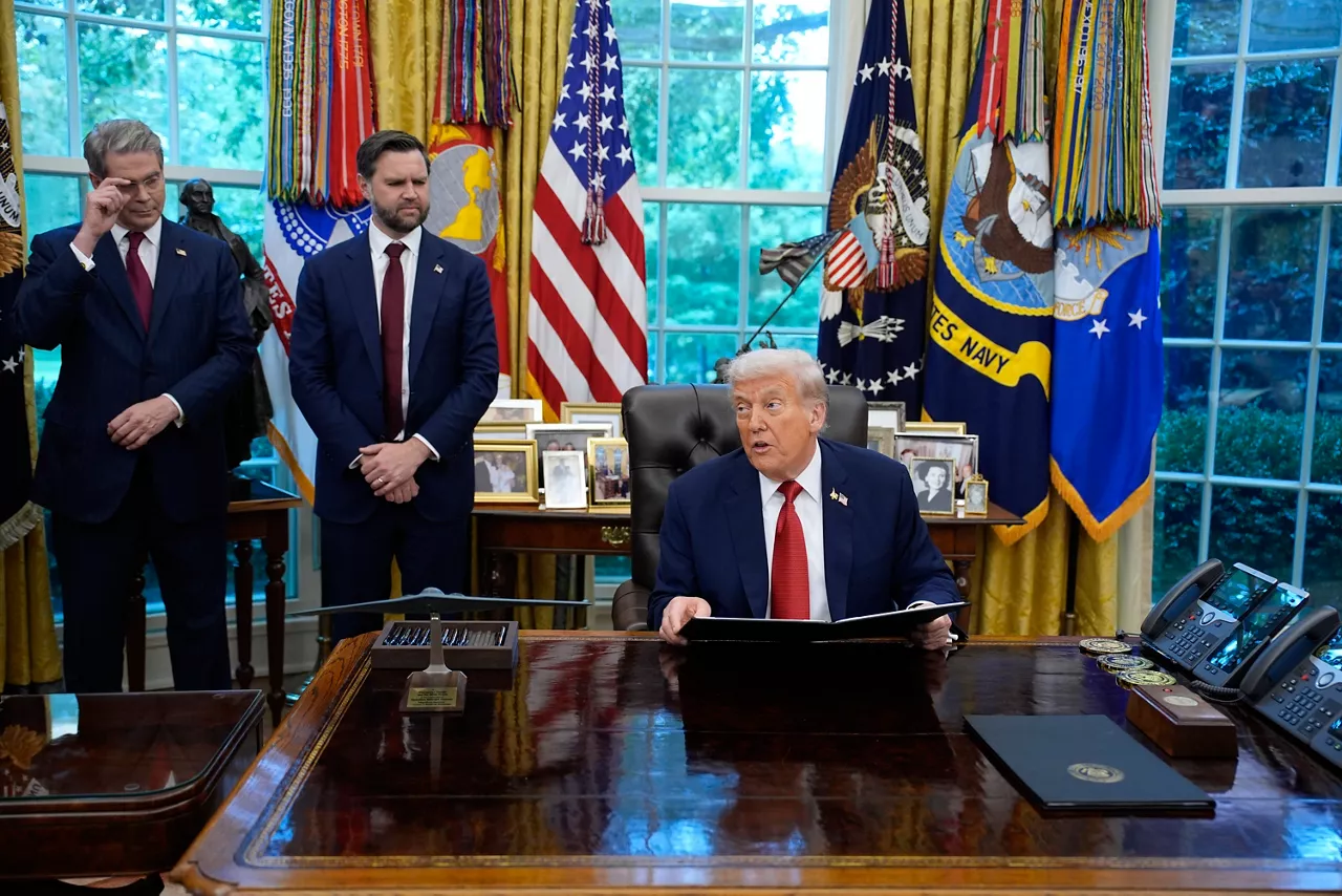 Washington (USA), 26/09/2025.- (R-L) US President Donald Trump delivers remarks as he signs executive orders in the presence of US Vice President JD Vance and US Treasury Secretary Scott Bessent in the Oval Office of the White House in Washington, DC, USA, 25 September 2025. EFE/EPA/YURI GRIPAS / POOL
