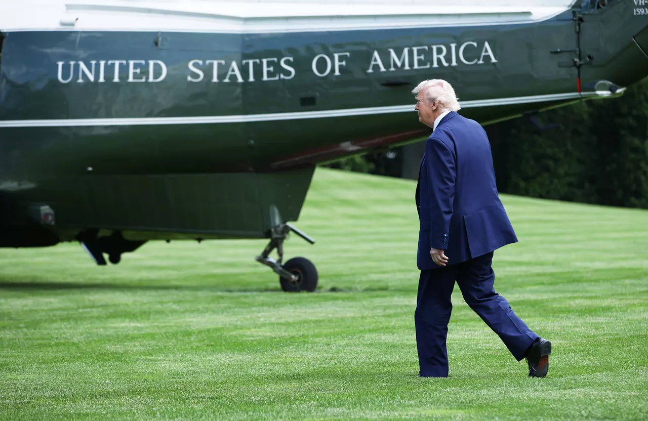 WASHINGTON (United States), 23/05/2025.- US President Donald Trump walks to Marine One on the South Lawn of the White House in Washington, D.C., 23 May 2025. President Trump is heading to Trump National Golf Club in Bedminster, New Jersey, where he will spend the weekend. EFE/EPA/SAMUEL CORUM / POOL
