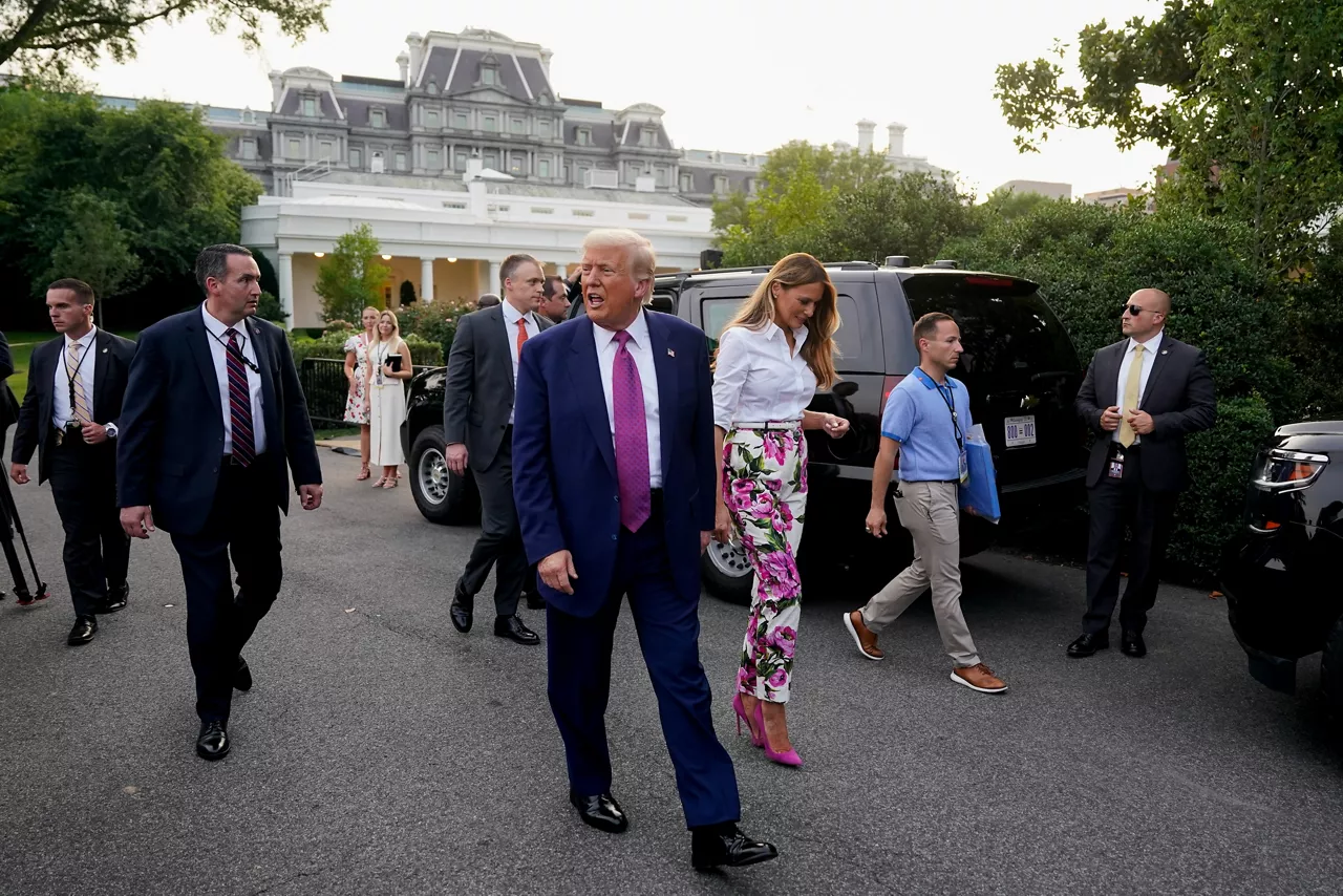 WASHINGTON (United States), 12/06/2025.- US President Donald Trump (C), and First Lady Melania Trump (3-R), during the Congressional picnic on the South Lawn of the White House in Washington, DC, USA, 12 June 2025. Senate Republicans seeking to put their mark on the House-passed tax-and-immigration package, are considering raising the state and local tax deduction cap to $30,000, lower than the House’s $40,000 plan.  EFE/EPA/ALEXANDER DRAGO / POOL

