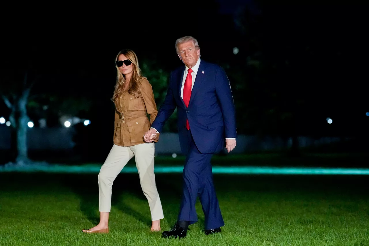 Washington, DC (United States), 18/09/2025.- US President Donald Trump (R) and First Lady Melania Trump (L) walk on the South Lawn of the White House after arriving on Marine One in Washington, DC, USA, 18 September 2025. Earlier in the day, Trump said US broadcast networks should face scrutiny over their licenses if they’re too critical of him, in what amounts to his furthest-reaching threat to media freedoms. EFE/EPA/KENT NISHIMURA / POOL
