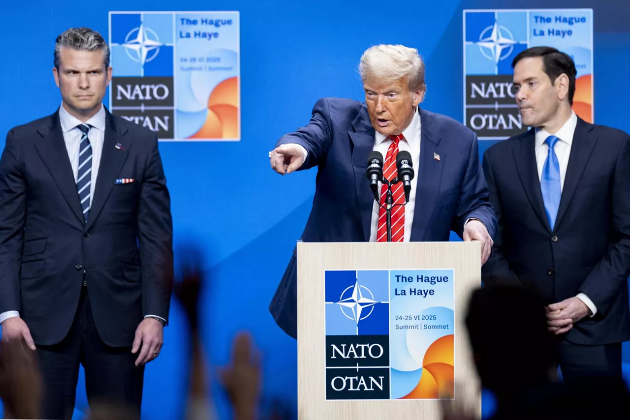 Den Haag (Netherlands), 25/06/2025.- US President Donald Trump (C) attends a press conference with US Defence Secretary Pete Hegseth (L) and US State Secretary Marco Rubio (R) after the NATO Summit in The Hague, Netherlands, 25 June 2025. (Países Bajos; Holanda, La Haya) EFE/EPA/Robin van Lonkhuijsen
