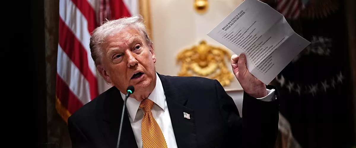 WASHINGTON (United States of America), 07/11/2025.- United States President Donald J Trump speaks during a bilateral lunch with Prime Minister of Hungary Viktor Orban in the Cabinet Room of the White House in Washington, DC, USA, 07 November 2025. (Hungría, Estados Unidos) EFE/EPA/AARON SCHWARTZ / POOL

