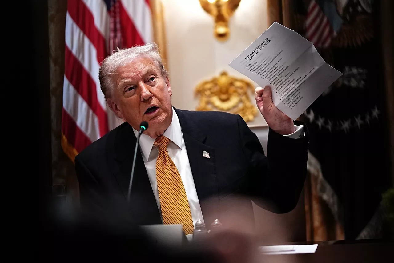 WASHINGTON (United States of America), 07/11/2025.- United States President Donald J Trump speaks during a bilateral lunch with Prime Minister of Hungary Viktor Orban in the Cabinet Room of the White House in Washington, DC, USA, 07 November 2025. (Hungría, Estados Unidos) EFE/EPA/AARON SCHWARTZ / POOL
