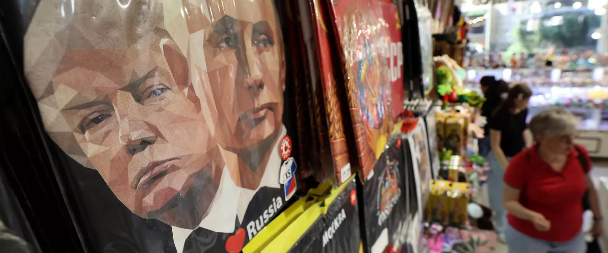 MOSCOW (Russian Federation), 13/08/2025.- A t-shirt featuring portraits of Russian President Putin (R) and US President Trump (L) is on display for sale at a souvenir market in Moscow, Russia, 13 August 2025. A meeting in Alaska, USA of Putin and Trump is scheduled for 15 August 2025. (Rusia, Moscú) EFE/EPA/MAXIM SHIPENKOV
