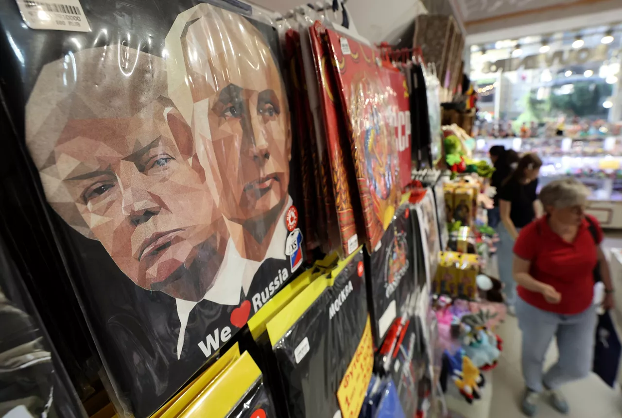 MOSCOW (Russian Federation), 13/08/2025.- A t-shirt featuring portraits of Russian President Putin (R) and US President Trump (L) is on display for sale at a souvenir market in Moscow, Russia, 13 August 2025. A meeting in Alaska, USA of Putin and Trump is scheduled for 15 August 2025. (Rusia, Moscú) EFE/EPA/MAXIM SHIPENKOV
