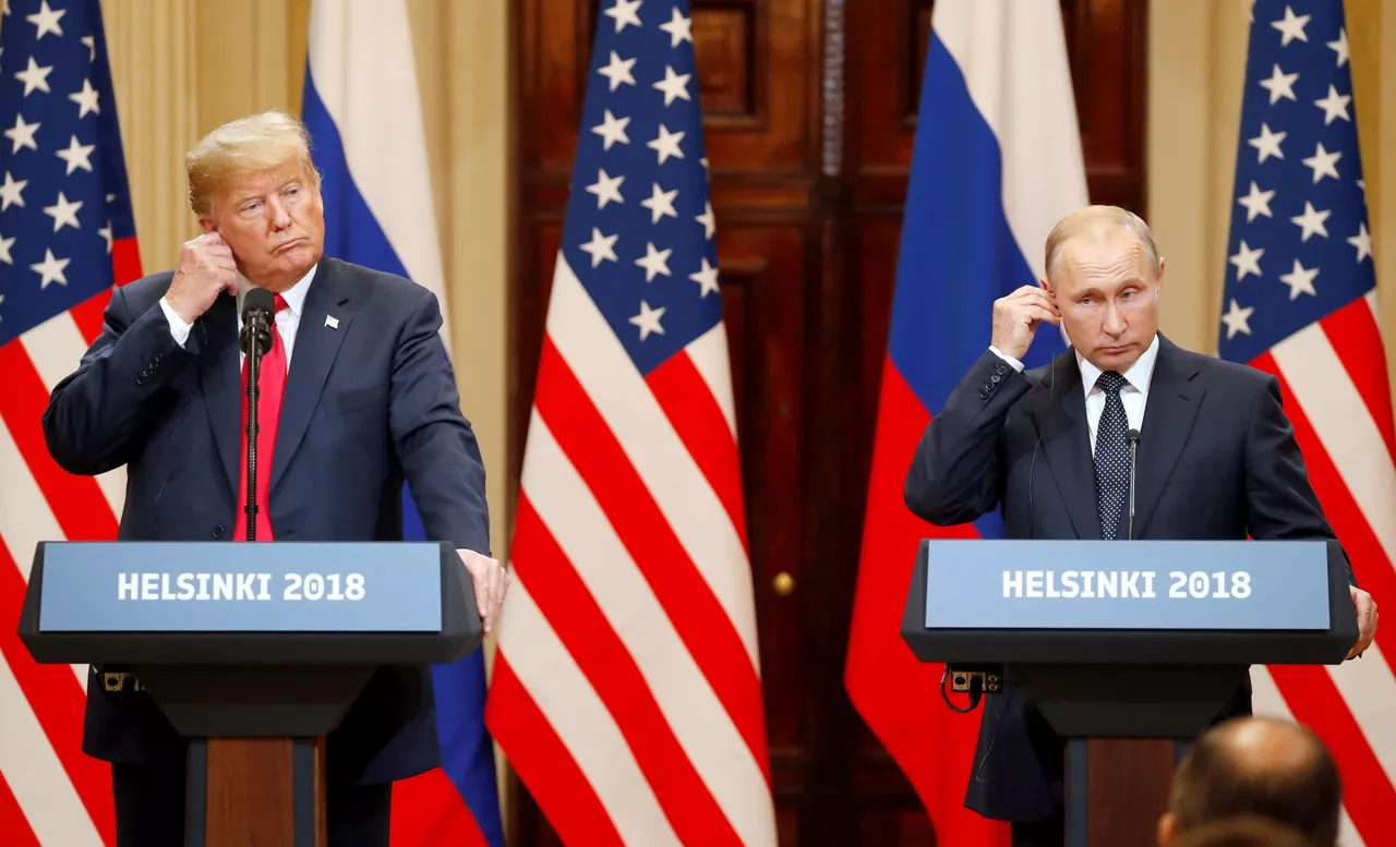 AME9937. BOGOTÁ (COLOMBIA), 14/08/2025.- Fotografía de archivo del 16 de julio del 2018 donde aparece el presidente de Estados Unidos, Donald Trump (i), y el presidente de Rusia, Vladimir Putin, participando en una rueda de prensa en el Palacio Presidencial de Helsinki (Finlandia). La esperada cumbre entre Trump y Putin en Alaska, el primer cara a cara desde la invasión rusa de Ucrania, llega precedida de incertidumbres ante la falta de concreción sobre cómo abordar el conflicto ucraniano. EFE/ Anatoly Maltsev ARCHIVO
