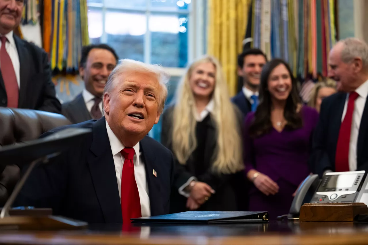 WASHINGTON (United States), 11/11/2025.- US President Donald Trump speaks to members of the media during a swearing in ceremony for Sergio Gor, the new US Ambassador to India, in the Oval Office at the White House in Washington, DC, USA, 10 November 2025. EFE/EPA/GRAIG HUDSON / POOL
