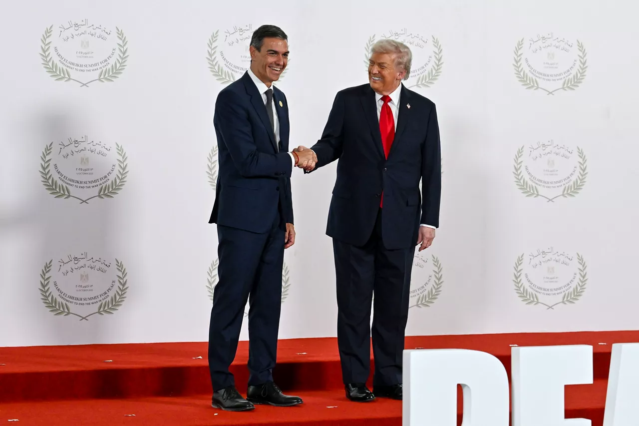 GRAF3454. SHARM EL-SHEIJ (EGIPTO), 13/10/2025.- El presidente del Gobierno, Pedro Sánchez (i), posa junto al presidente estadounidense, Donald Trump, durante la ceremonia de firma del Plan de Paz para Oriente Próximo, en Sharm El-Sheij (Egipto), este lunes. El presidente estadounidense afirmó este lunes desde la ciudad egipcia de Sharm el Sheij que "por fin tenemos paz en Oriente Medio", tras la firma, junto a sus homólogos egipcio, catarí y turco, del acuerdo que pone fin a la guerra en Gaza tras más de dos años. EFE/ Borja Puig De La Bellacasa/SÓLO USO EDITORIAL/SÓLO DISPONIBLE PARA ILUSTRAR LA NOTICIA QUE ACOMPAÑA (CRÉDITO OBLIGATORIO)

