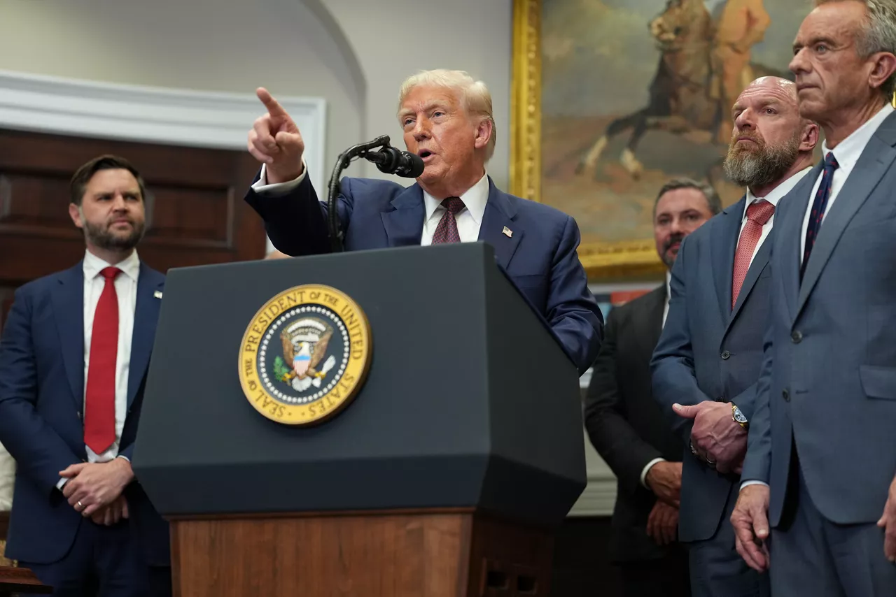 Washington (United States), 01/08/2025.- US President Donald Trump speaks during an executive order signing ceremony in the Roosevelt Room of the White House in Washington, DC, USA, 31 July 2025. The order will formally reestablish the Presidential Fitness Test, creating school-based programs that reward excellence in physical education. EFE/EPA/ERIC LEE / POOL
