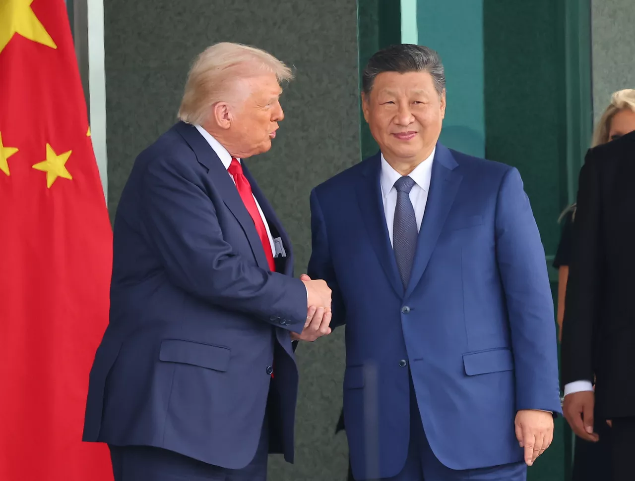 Busan (Korea, Republic Of), 30/10/2025.- US President Donald Trump (L) and Chinese President Xi Jinping (C) shake hands following their meeting at the Naraemaru reception hall inside an Air Force base in Busan, South Korea, 30 October 2025. (Corea del Sur) EFE/EPA/YONHAP SOUTH KOREA OUT
