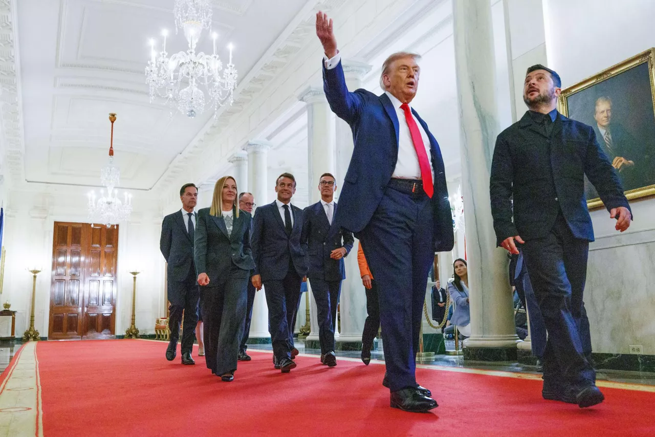 FOTODELDÍA DSC07041. WASHINGTON (ESTADOS UNIDOS), 18/08/2025.- El presidente de Estados Unidos, Donald Trump (2-d), camina junto al presidente de Ucrania, Volodomír Zelenski (d), la primera ministra italiana, Giorgia Meloni (2-i), el presidente francés, Emmanuel Macron (c), el presidente de Finlandia, Alexander Stubb (c-d), y el secretario general de la OTAN, Mark Rutte (i), este lunes, por un pasillo de la Casa Blanca en Washington (Estados Unidos). EFE/ EPA/ Aaron Schwartz / Pool
