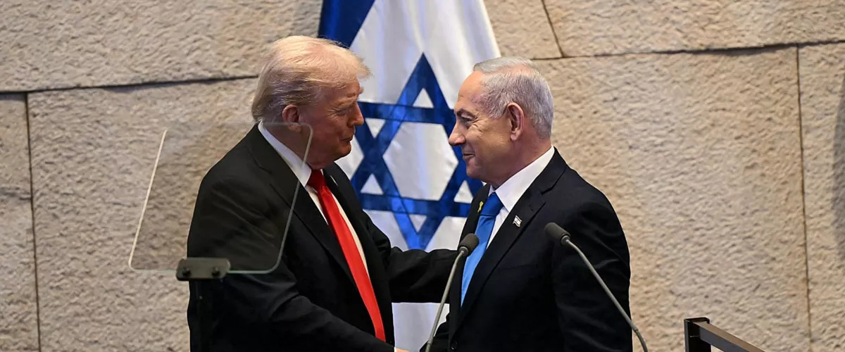 JERUSALÉN (ISRAEL), 13/10/2025.- El presidente de Estados Unidos, Donald Trump (i), y su homólogo israelí, Benjamín Netanyahu, este lunes en el Parlamento israelí (Knéset) en Jerusalén. Trump emprendió este lunes una visita relámpago a Israel para reunirse con familiares de los rehenes y dar un discurso en el Parlamento israelí (Knéset) antes de poner rumbo a Egipto, donde tendrá lugar la Cumbre de la Paz. EFE/ Oficina del primer ministro israelí / ***SOLO USO EDITORIAL/SOLO DISPONIBLE PARA ILUSTRAR LA NOTICIA QUE ACOMPAÑA (CRÉDITO OBLIGATORIO)***
