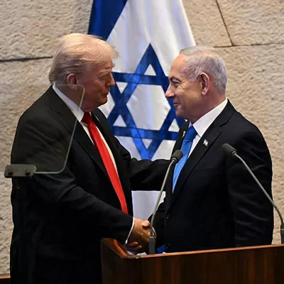 JERUSALÉN (ISRAEL), 13/10/2025.- El presidente de Estados Unidos, Donald Trump (i), y su homólogo israelí, Benjamín Netanyahu, este lunes en el Parlamento israelí (Knéset) en Jerusalén. Trump emprendió este lunes una visita relámpago a Israel para reunirse con familiares de los rehenes y dar un discurso en el Parlamento israelí (Knéset) antes de poner rumbo a Egipto, donde tendrá lugar la Cumbre de la Paz. EFE/ Oficina del primer ministro israelí / ***SOLO USO EDITORIAL/SOLO DISPONIBLE PARA ILUSTRAR LA NOTICIA QUE ACOMPAÑA (CRÉDITO OBLIGATORIO)***
