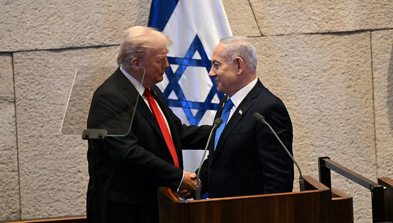 JERUSALÉN (ISRAEL), 13/10/2025.- El presidente de Estados Unidos, Donald Trump (i), y su homólogo israelí, Benjamín Netanyahu, este lunes en el Parlamento israelí (Knéset) en Jerusalén. Trump emprendió este lunes una visita relámpago a Israel para reunirse con familiares de los rehenes y dar un discurso en el Parlamento israelí (Knéset) antes de poner rumbo a Egipto, donde tendrá lugar la Cumbre de la Paz. EFE/ Oficina del primer ministro israelí / ***SOLO USO EDITORIAL/SOLO DISPONIBLE PARA ILUSTRAR LA NOTICIA QUE ACOMPAÑA (CRÉDITO OBLIGATORIO)***
