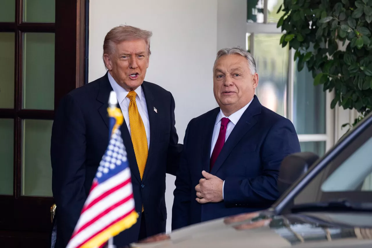 WASHINGTON (United States), 07/11/2025.- US President Donald Trump (L) welcomes Hungary’s Prime Minister Viktor Orban (R) to the White House in Washington DC, USA, 07 November 2025. The two are expected to discuss trade, as well as US Sanctions on Russian energy companies. (Hungría) EFE/EPA/JIM LO SCALZO
