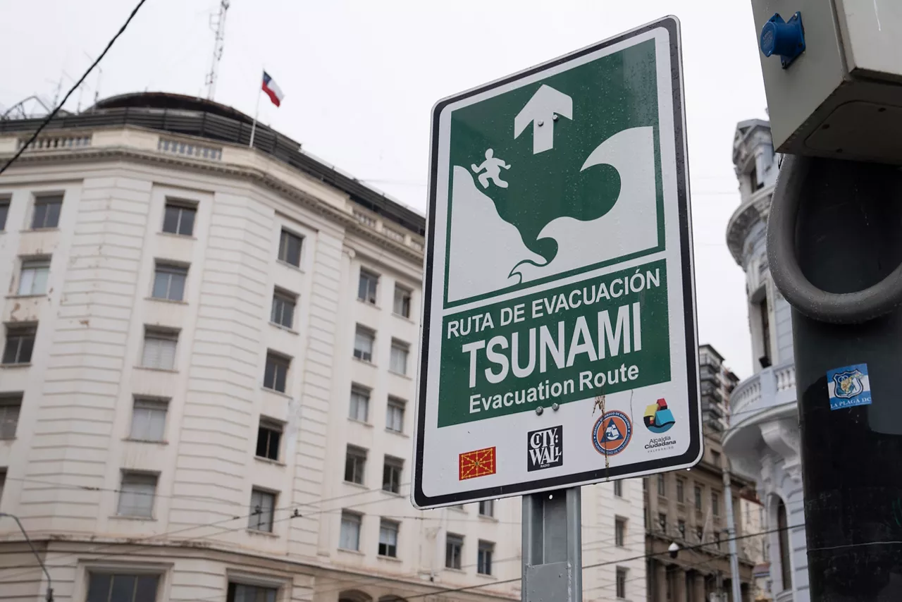 AME6469. VALPARAÍSO (CHILE), 30/07/2025.- Fotografía de un cartel que indica una ruta de evacuación este miércoles, en Valparaíso (Chile). El Servicio de Prevención y Respuesta ante Desastres (Senapred) declaró la alerta roja y la evacuación de todas las comunas del borde costero. EFE/ Adriana Thomasa
