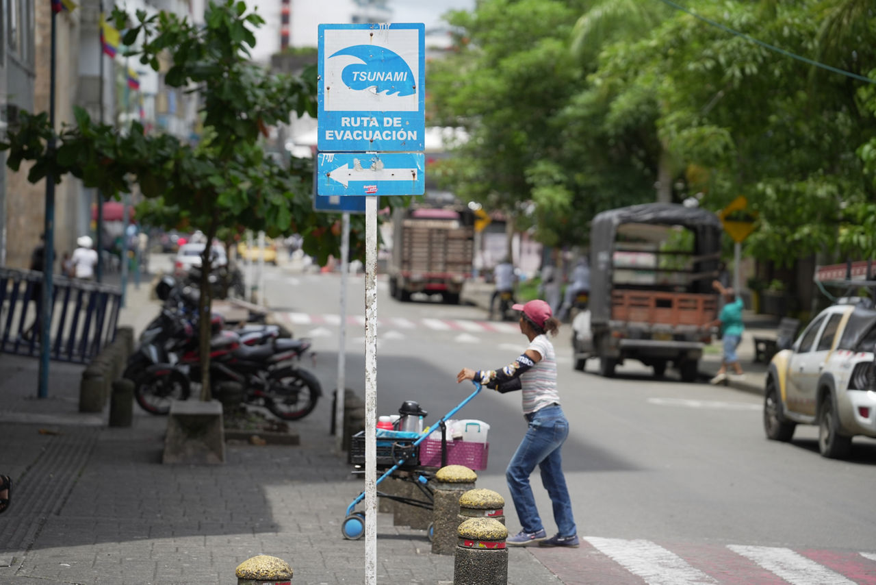 AME6470. BUENAVENTURA (COLOMBIA), 30/07/2025.- Una persona camina junto a un cartel que indica una ruta de evacuación este miércoles, en Buenaventura (Colombia). En toda la costa Pacífica de Colombia se generó una alerta de tsunami por el terremoto de magnitud 8.8 en Rusia. EFE/ Ernesto Guzmán
