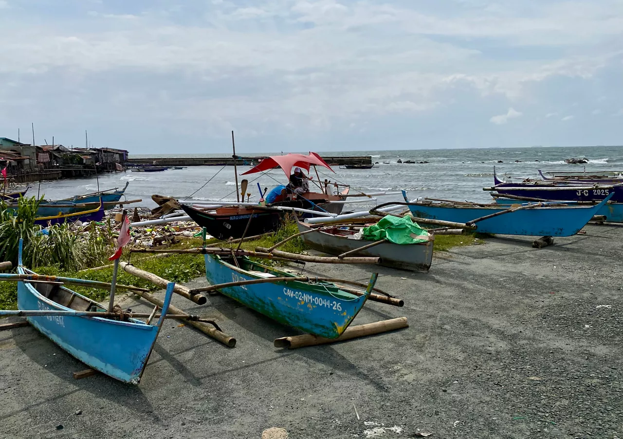 CAVITE (Philippines), 30/07/2025.- Wooden fishing boats are secured on high-ground along a coastline in Cavite, Philippines, 30 July 2025. The Philippine Institute of Volcanology and Seismology (Phivolcs) warned coastal communities in the country facing the Pacific Ocean of potential tsunami waves caused by a powerful magnitude 8.7 earthquake in Kamchatka, Russia. (Terremoto/sismo, Filipinas, Rusia) EFE/EPA/FRANCIS R. MALASIG
