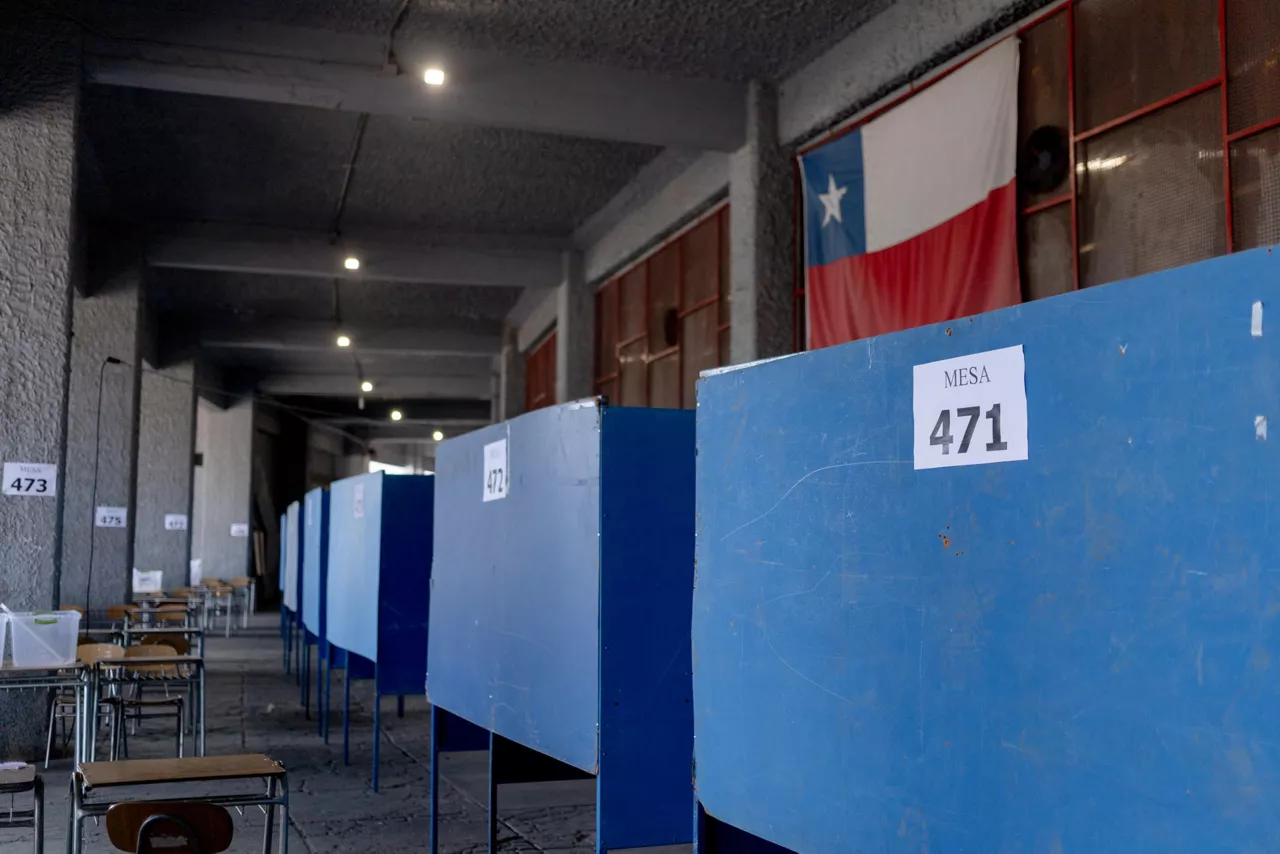 AME9343. SANTIAGO (CHILE), 15/11/2025.- Fotografía que muestra mesas de votación previo a las elecciones presidenciales de Chile, este sábado, en el Estadio Nacional Julio Martínez Prádanos, en Santiago (Chile). EFE/ Ailen Díaz
