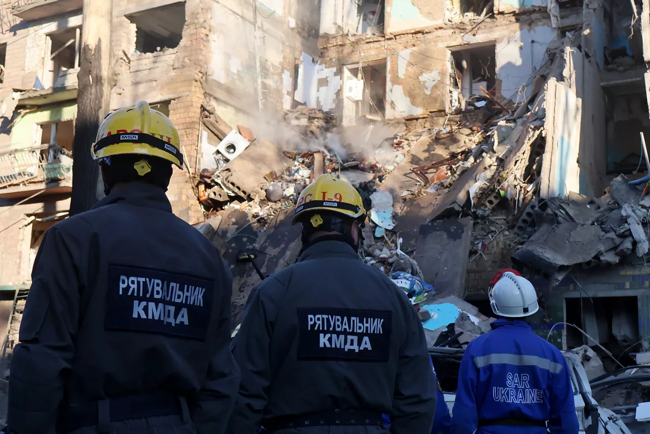 (Foto de ARCHIVO)

June 23, 2025, Kyiv, Ukraine: Firefighters work at the site of an apartment building hit during Russian drone and missile strikes, amid Russia's attack on Ukraine. Ukraine said on June 23 ''another massive attack'' on Kyiv by Russian drones was underway, a day after the country's top military commander vowed to increase the ''scale and depth'' of strikes on Russia.



Europa Press/Contacto/Aleksandr Gusev

23/6/2025