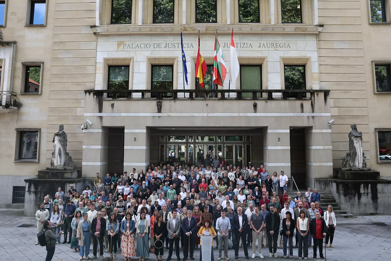 GRAFCAV886. BILBAO, 24/07/2025.- Alcaldes y alcaldesas, representantes municipales y personalidades del ámbito del euskera de Álava, Bizkaia y Gipuzkoa, ante el TSJPV en la capital vizcaína, donde denuncian la sentencia del Tribunal Supremo sobre el uso del euskera en las instituciones locales.EFE/Luis Tejido
