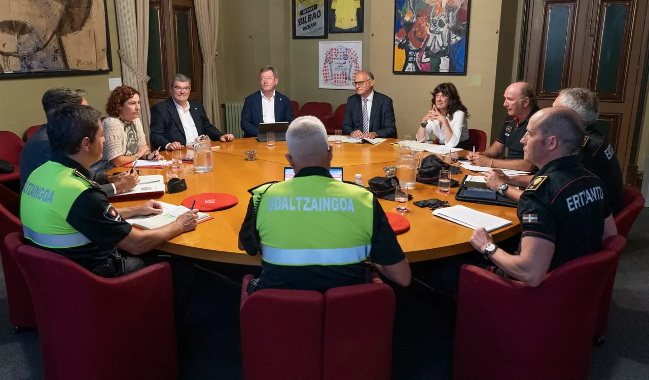 Bilbao pondrá en marcha durante su Aste Nagusia un dispositivo de seguridad con presencia de patrullas de Policía Municipal y Ertzaintza en las principales zonas festivas "las 24 horas del día" y que priorizará la prevención de agresiones machistas y delitos de odio.