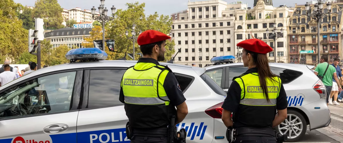 Bilbao pondrá en marcha durante su Aste Nagusia un dispositivo de seguridad con presencia de patrullas de Policía Municipal y Ertzaintza en las principales zonas festivas "las 24 horas del día" y que priorizará la prevención de agresiones machistas y delitos de odio.