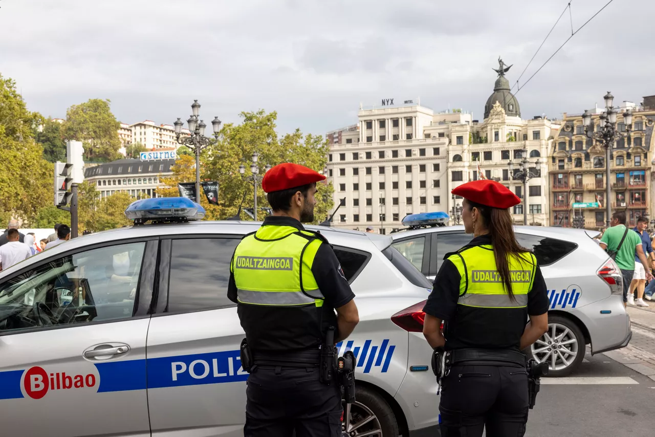 Bilbao pondrá en marcha durante su Aste Nagusia un dispositivo de seguridad con presencia de patrullas de Policía Municipal y Ertzaintza en las principales zonas festivas "las 24 horas del día" y que priorizará la prevención de agresiones machistas y delitos de odio.