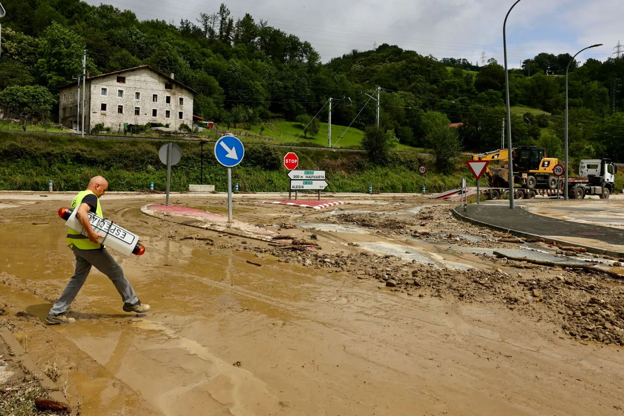 ALEGI (GUIPÚZCOA), 14/06/2025.- Vista este sábado, de los daños provocados por las intensas lluvias de esta madrugada en el pueblo guipuzcoano de Alegi, uno de los más perjudicados. EFE/ Javi Colmenero
