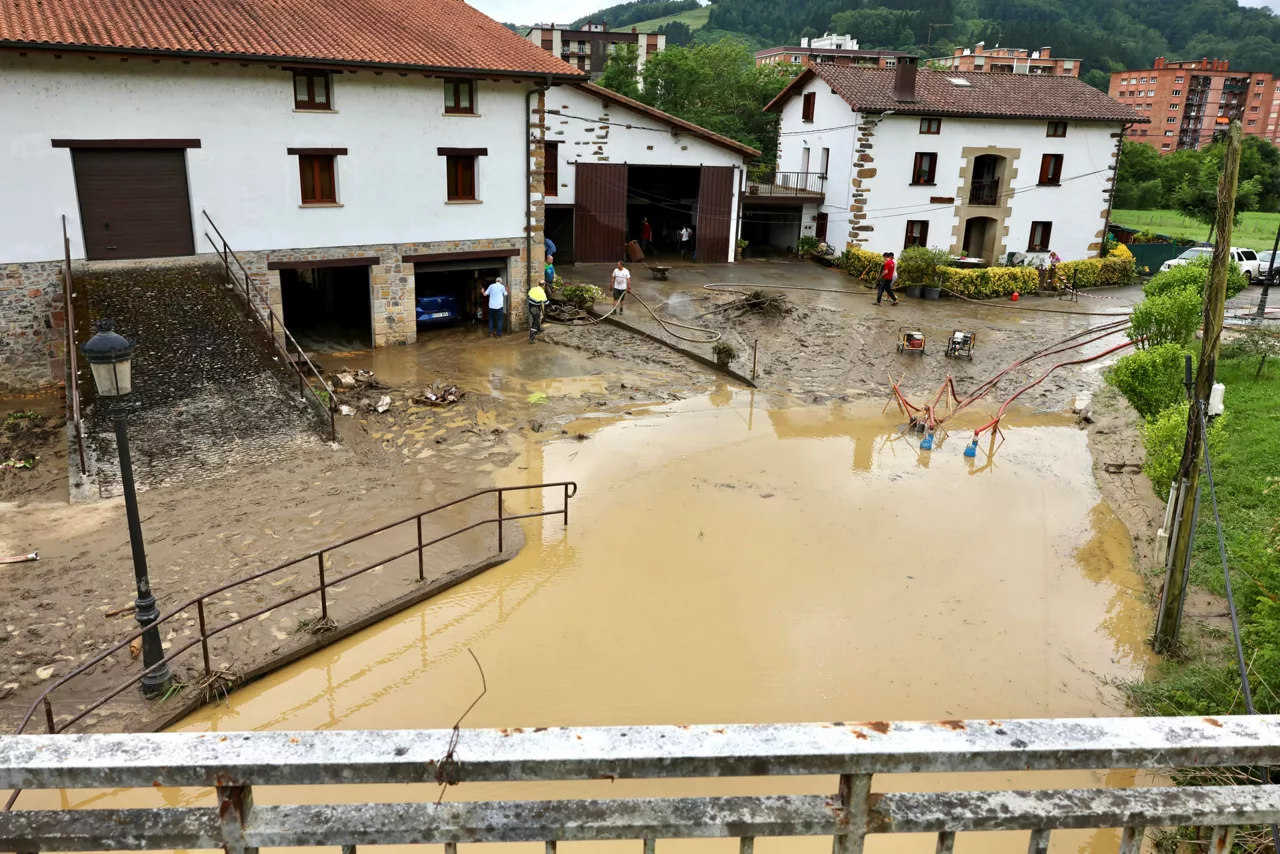 LAZKAO (GUIPÚZCOA), 14/06/2025.- Vista este sábado, de los daños provocados por las intensas lluvias de esta madrugada en el pueblo guipuzcoano de Lazkao, uno de los más perjudicados. EFE/ Javi Colmenero

