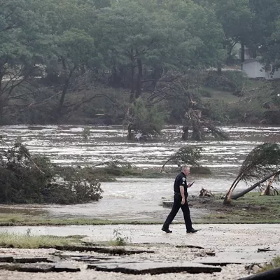 KERRVILLE (United States), 05/07/2025.- Search and Rescue teams continue working around the clock following flash flooding on the Guadalupe River in Kerr County, in Kerrville, Texas, USA, 05 July 2025. Early 04 July, floodwaters swept through a summer camp and nearby homes, killing at least two dozen people, with dozens of campers still unaccounted for. (Inundaciones) EFE/EPA/DUSTIN SAFRANEK
