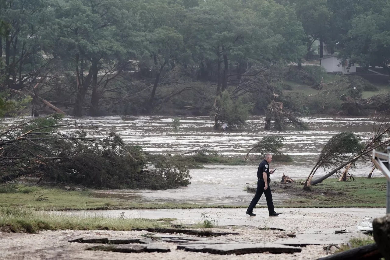 KERRVILLE (United States), 05/07/2025.- Search and Rescue teams continue working around the clock following flash flooding on the Guadalupe River in Kerr County, in Kerrville, Texas, USA, 05 July 2025. Early 04 July, floodwaters swept through a summer camp and nearby homes, killing at least two dozen people, with dozens of campers still unaccounted for. (Inundaciones) EFE/EPA/DUSTIN SAFRANEK
