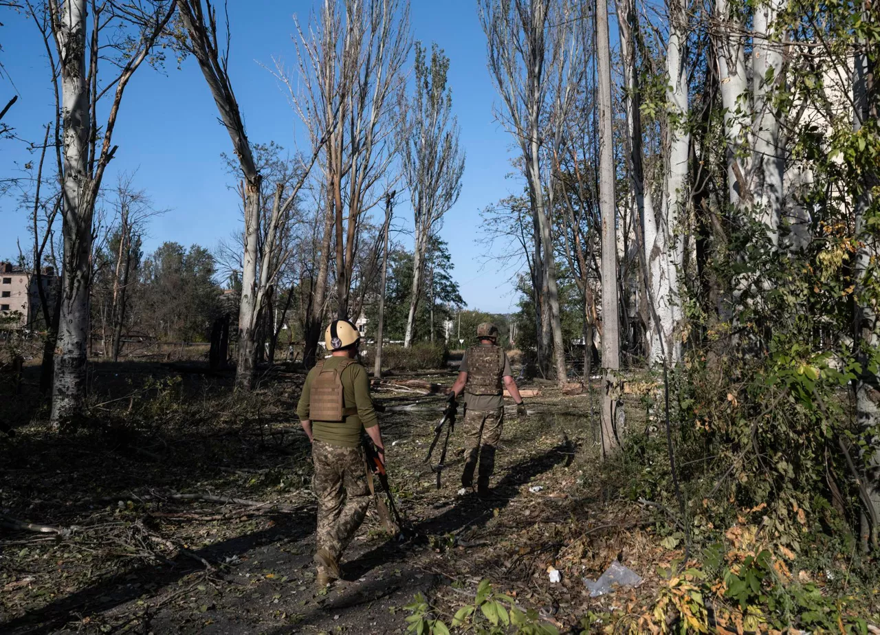 DONETSK (Ukraine), 22/09/2025.- A handout picture made available by the press service of the 93rd Kholodnyi Yar Separate Mechanised Brigade of Ukrainian Armed Forces shows brigade servicemen patroling along at the frontline near Kostiantynivka, Donetsk region, Ukraine, 21 September 2025 (made available 22 September 2025), amid the ongoing Russian invasion. (Rusia, Ucrania) EFE/EPA/Press service of the 93rd Separate Mechanized Brigade HANDOUT HANDOUT EDITORIAL USE ONLY/NO SALES
